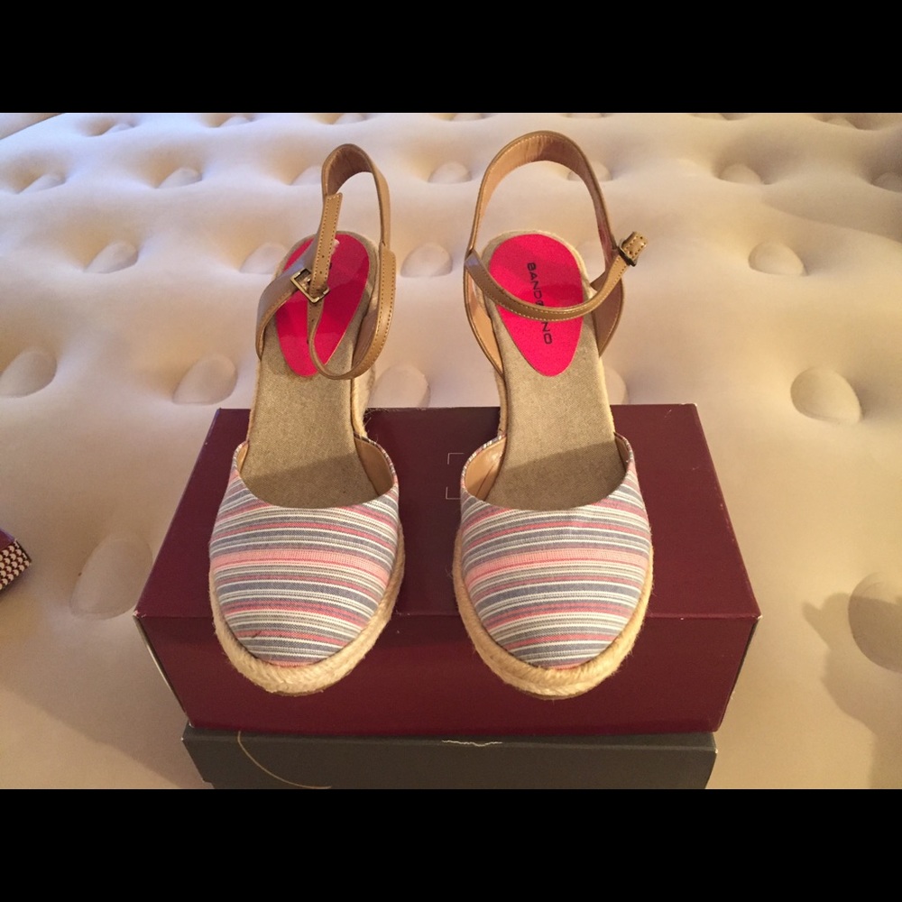 Multicolored straw wedge shoes with brown straps.